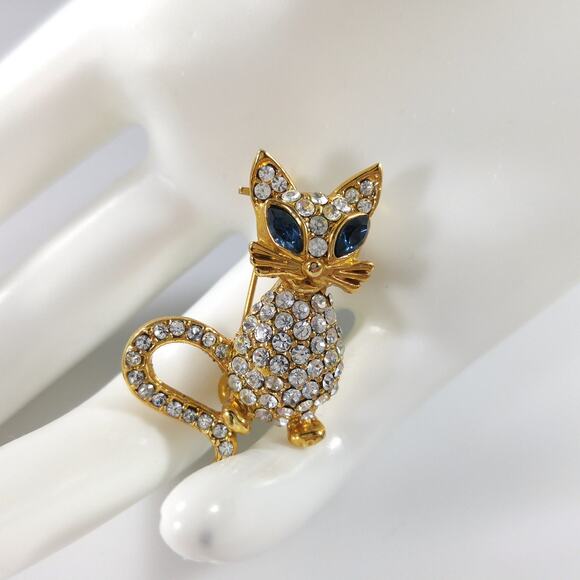 Rhinestone Cat Blue Eyes Brooch, Gold Plated, 1960s Vintage Jewelry - Picture 2 of 10
